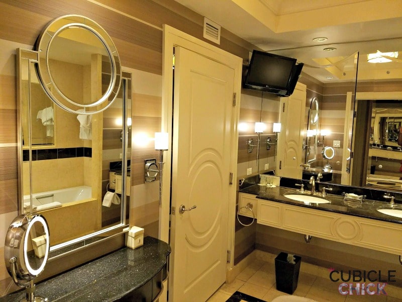 the-palazzo-luxury-suite-bathroom