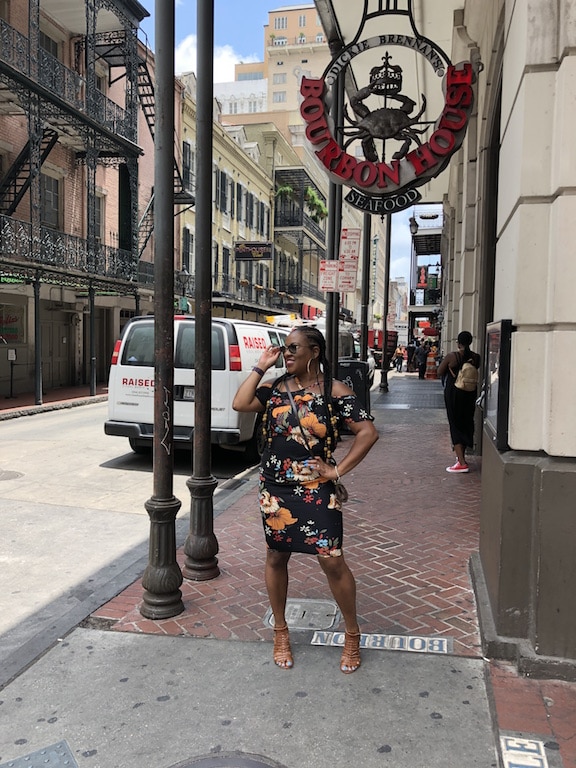 Being 40+ doesn't mean that you can't slay your style while traveling. I am sharing a few of my style cues that will have you jetsetting while looking fly.