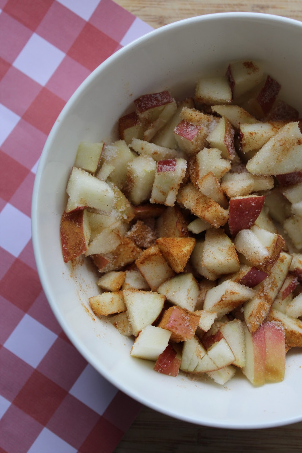 If you are looking to create an easy dessert with no oven necessary, you'll love this No Bake Apple Pie in a Jar recipe. Grab your mason jars!