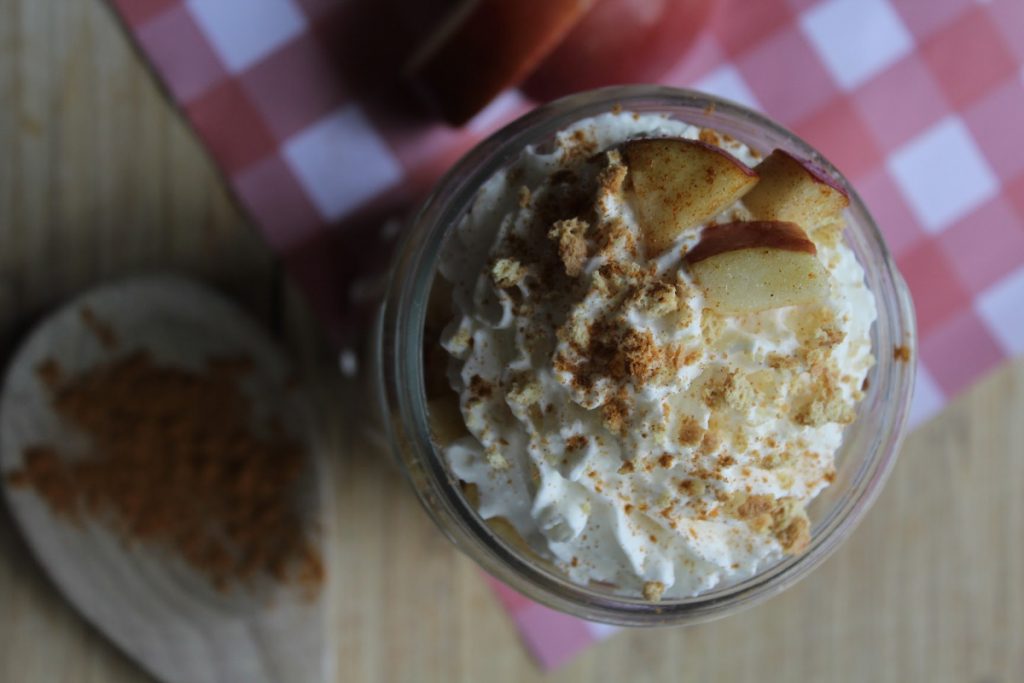 If you are looking to create an easy dessert with no oven necessary, you'll love this No Bake Apple Pie in a Jar recipe. Grab your mason jars!