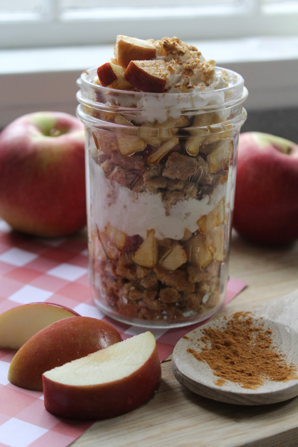 If you are looking to create an easy dessert with no oven necessary, you'll love this No Bake Apple Pie in a Jar recipe. Grab your mason jars!