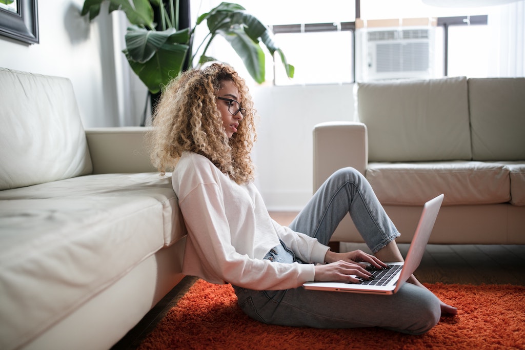 Long days at work staring at the computer screen causing your eyes to be fatigued? Here's some tips on how to soothe sore eyes.