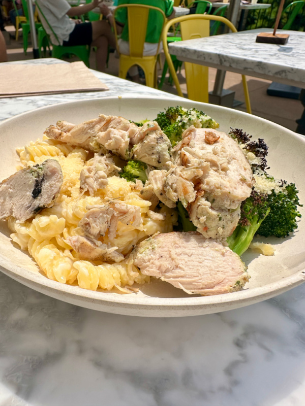 Flower Child in Frontenac St. Louis recently opened, and I decided to take it for a spin for lunch and see what the buzz is all about.