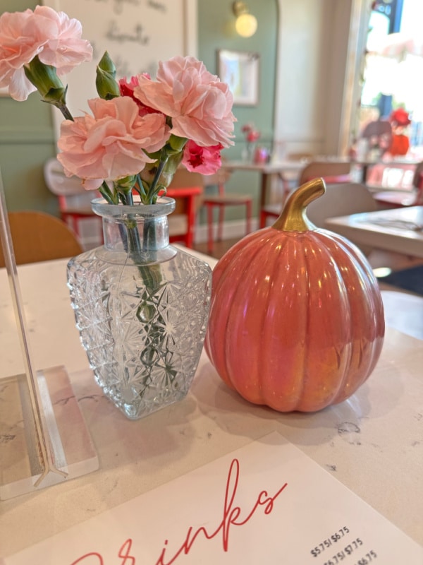 I chose a random Thursday mid-morning to visit The Pink Willow Cafe in Cottleville. With it's PINK decor and vibe, I was in for a treat!